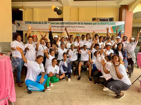 Nous travaillons avec les communautés \ et suivons un processus \ {centré sur l’humain} \ [orienté impact]